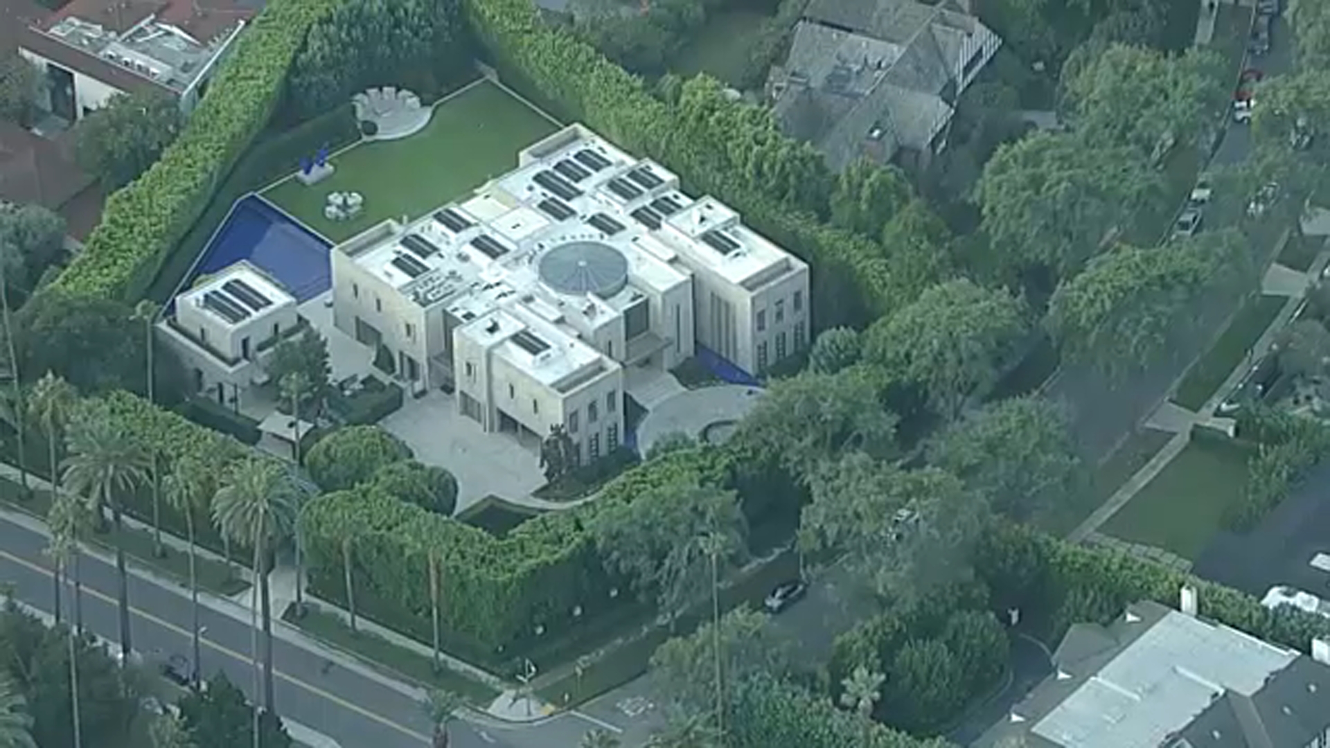 FBI serves search warrant tied to Eric Swalwell investigation at mansion in Beverly Hills
— Lafayette Community news