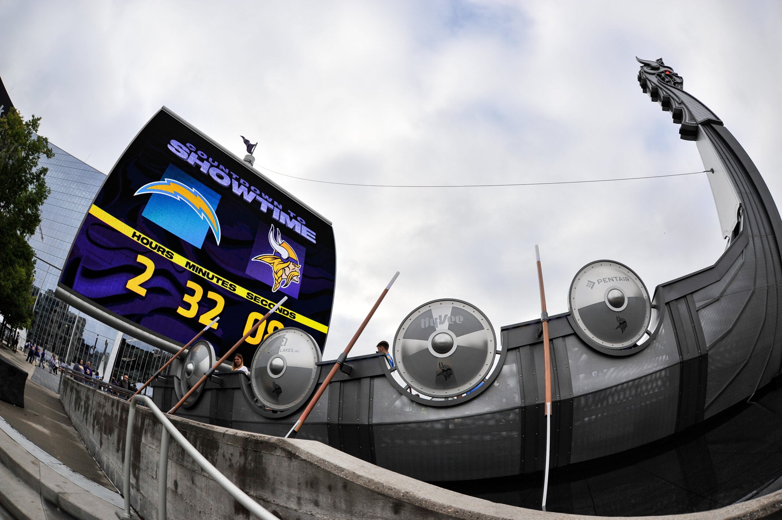 The Vikings’ Front Office Should at Least Make a Phone Call — Vikings Territory, Lafayette Arts news