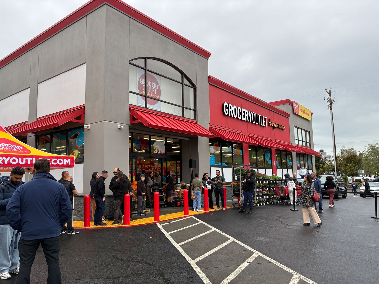 New Grocery Outlet opens in Oakland’s Eastlake neighborhood — The Oaklandside